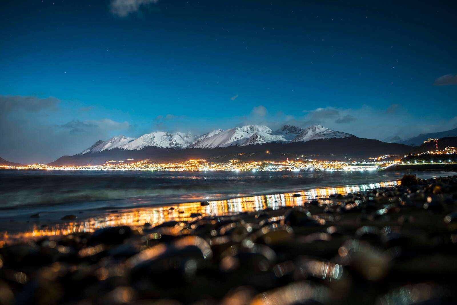 Nachtlicht aan besneeuwde kust