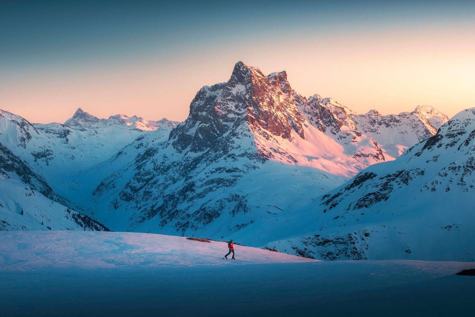 Avondlicht op bergvallei