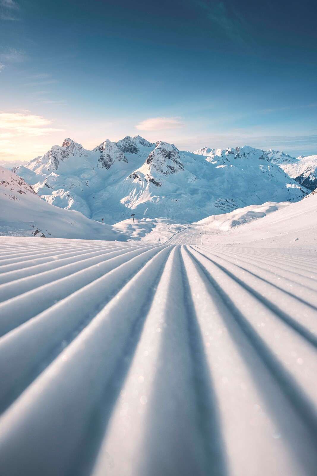 Verse sporen in bergsneeuw