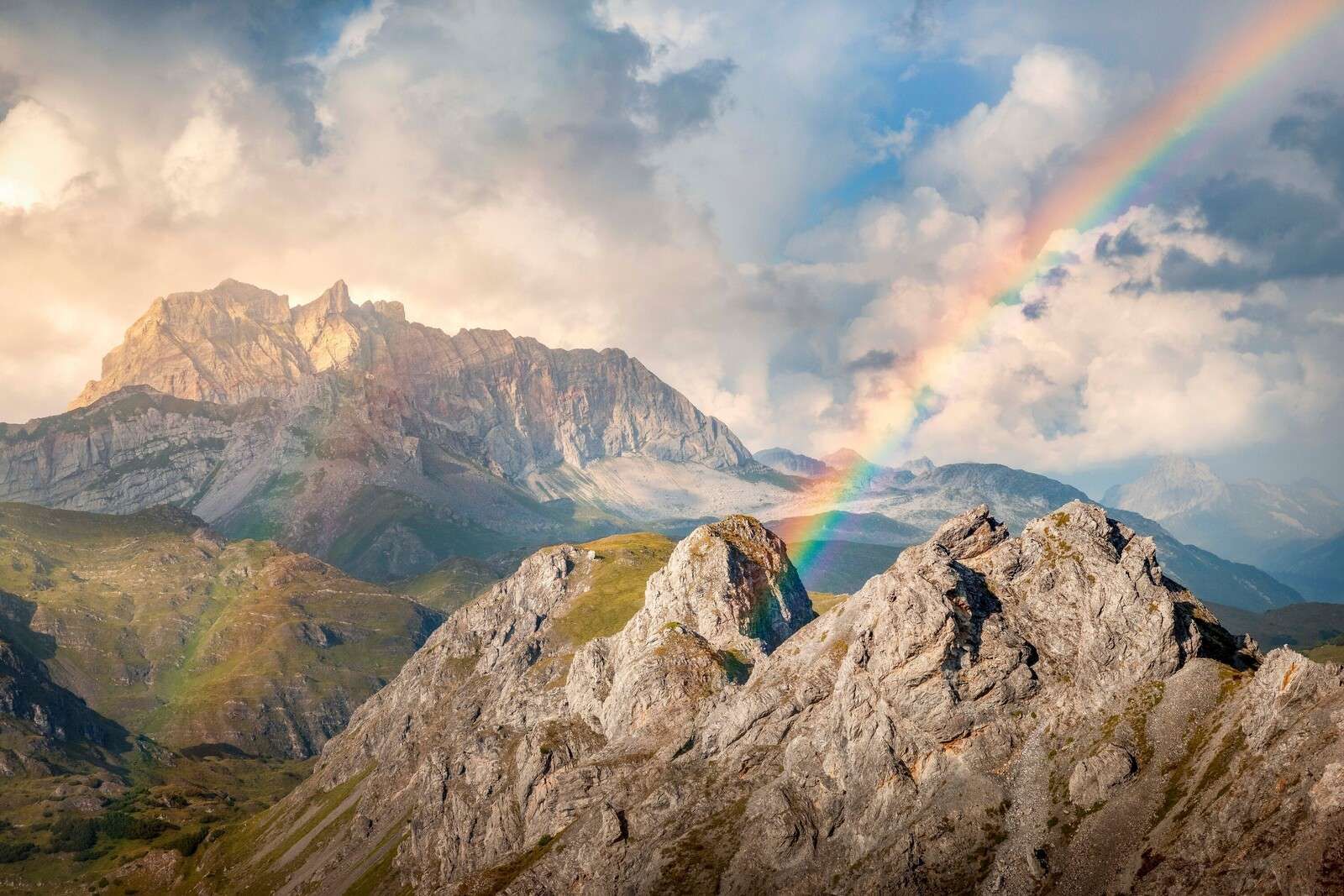 Regenbooglicht over ruige bergen