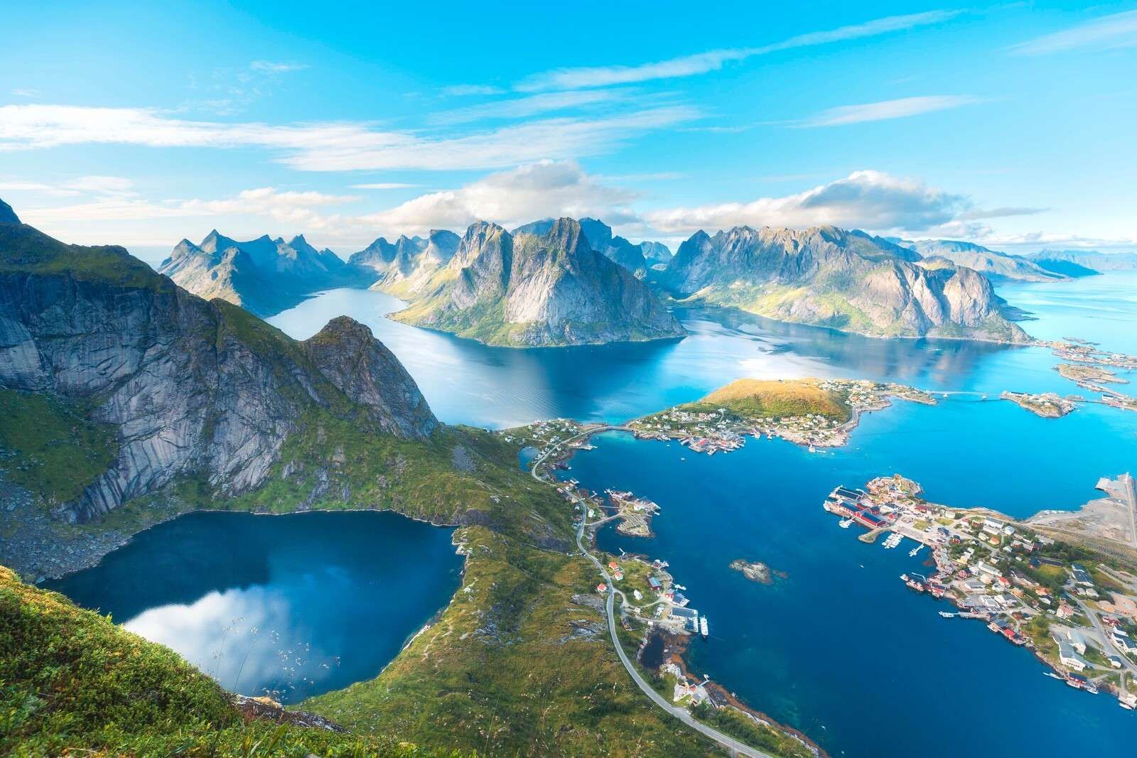 Bergmeer en fjorddorp in zonlicht