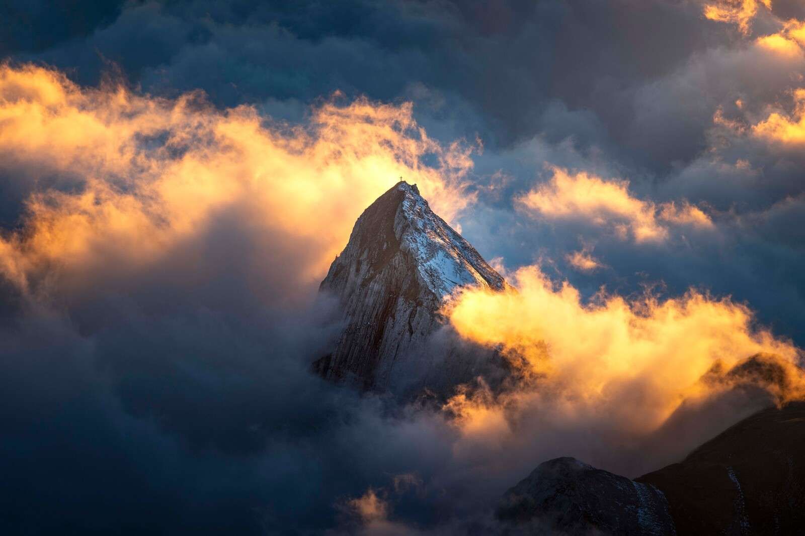 Bergtop in vurige wolkenzee