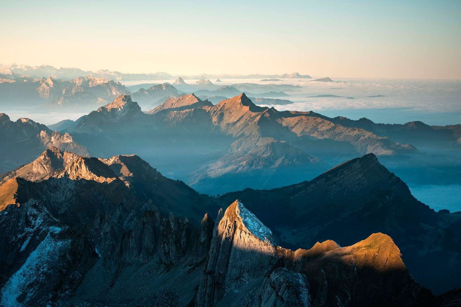 Bergketen in zachte ochtendschaduw