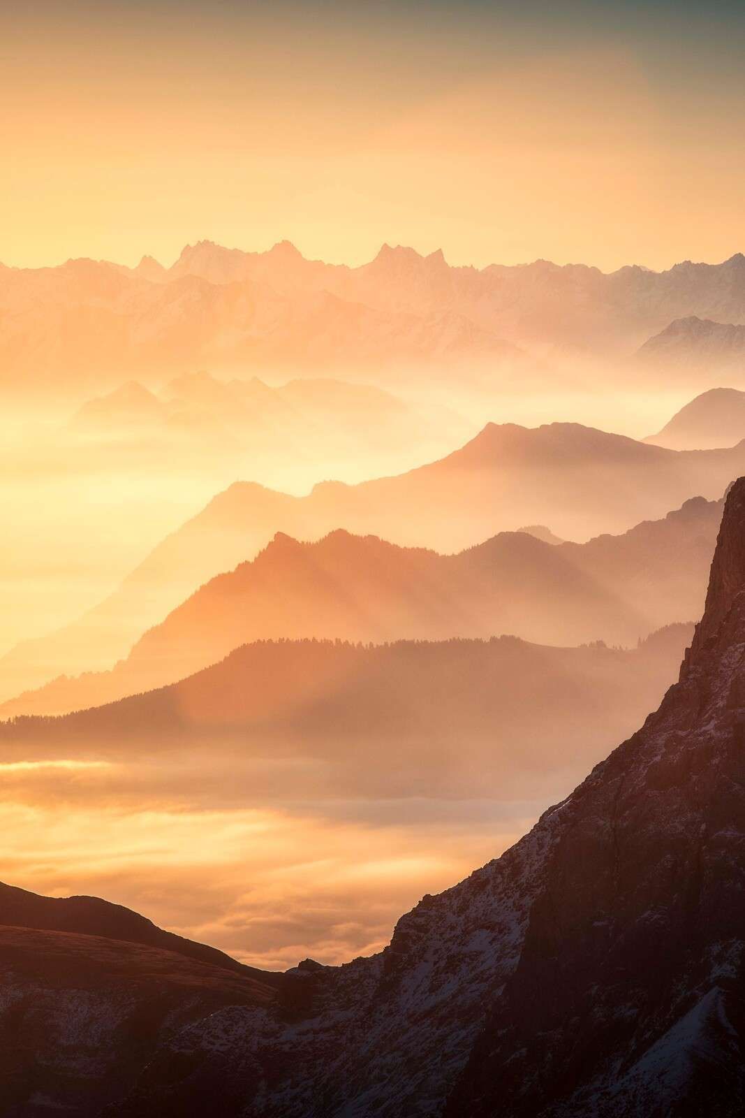 Gelaagde bergsilhouetten bij zonsopkomst