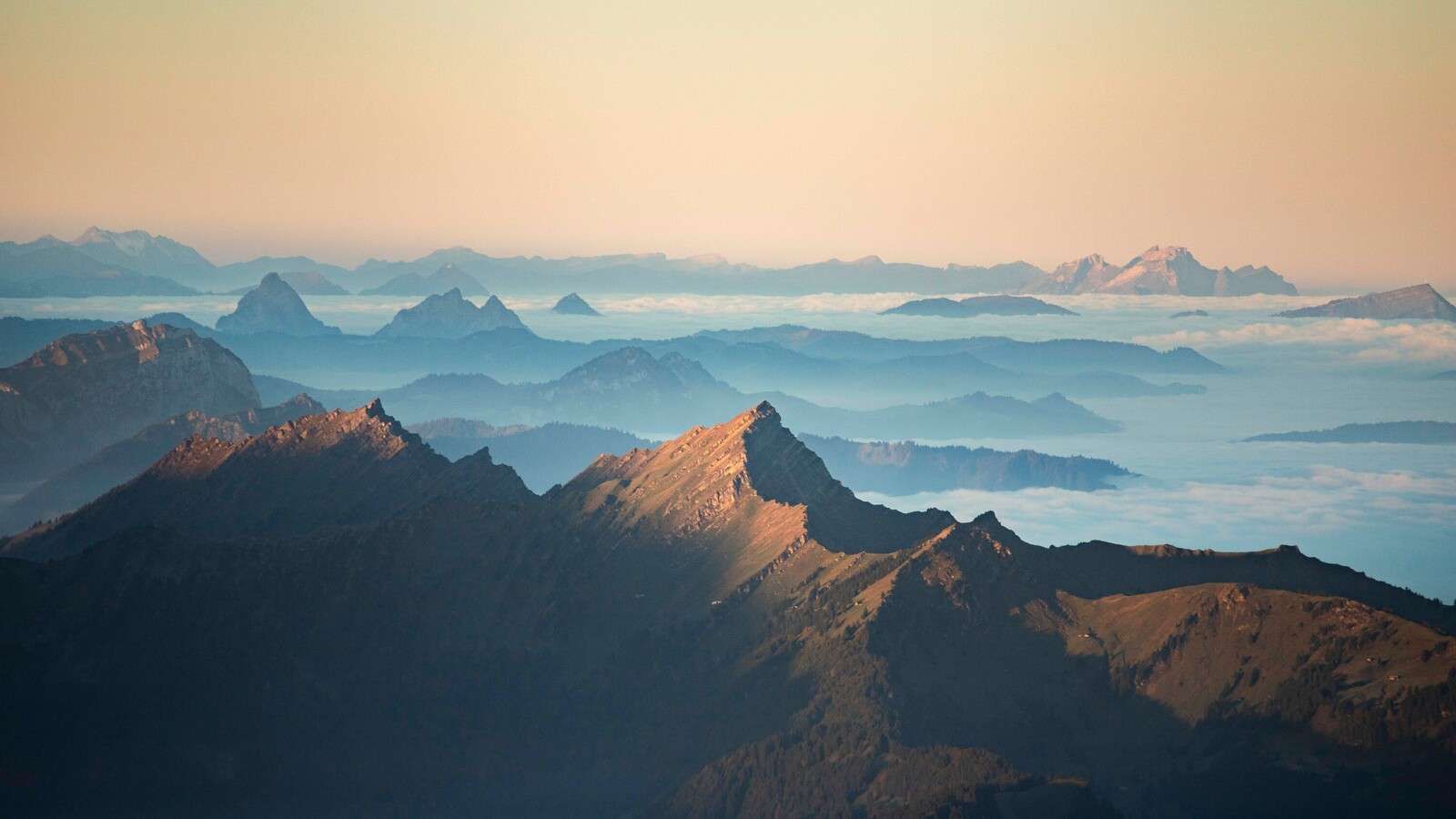 Bergkam in ochtendmist en zonlicht