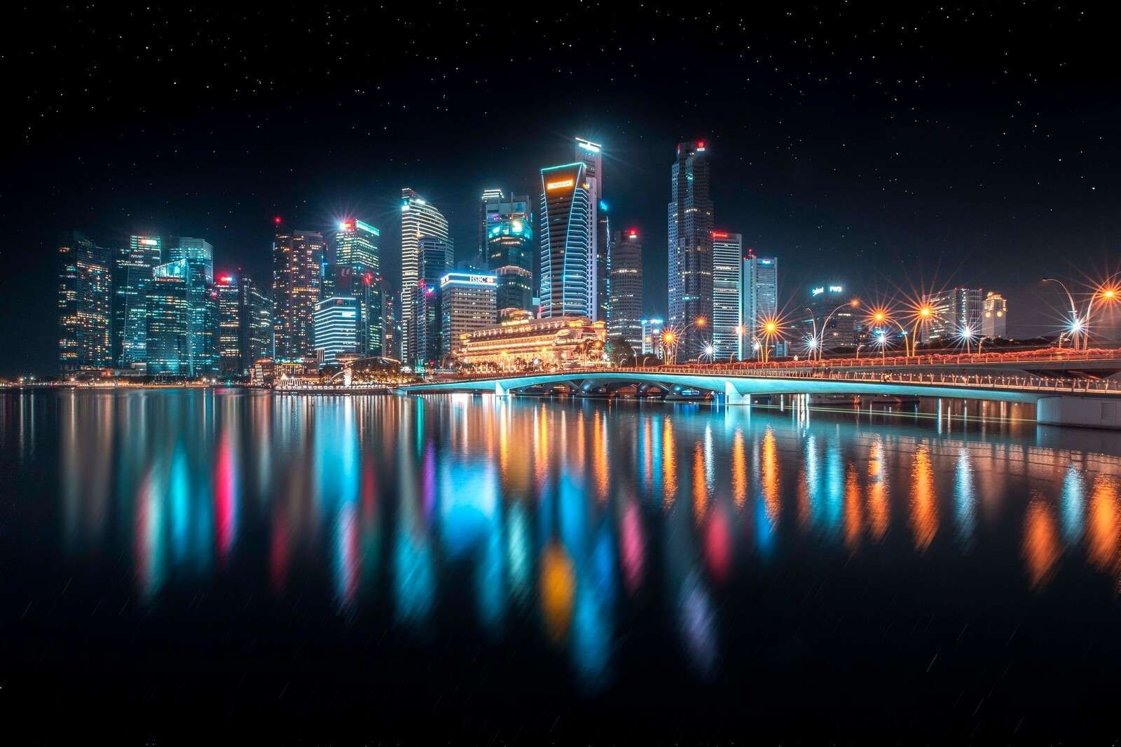 Lichtreflecties op moderne skyline