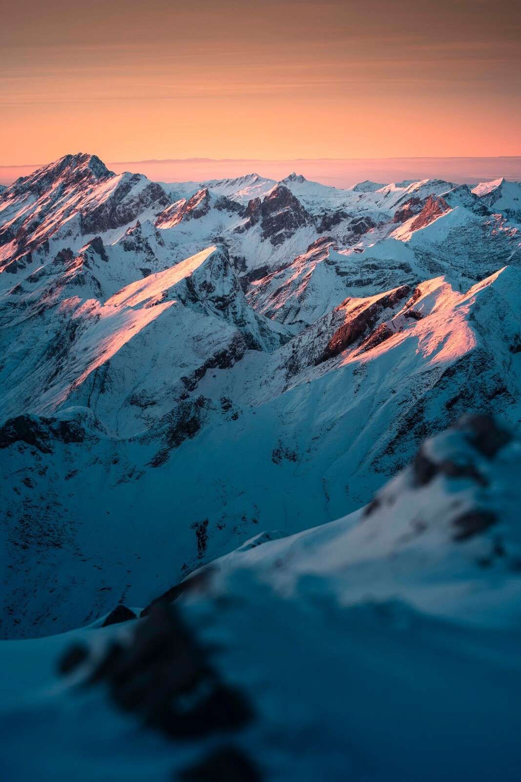 Sneeuwbergen bij roze ochtendlucht