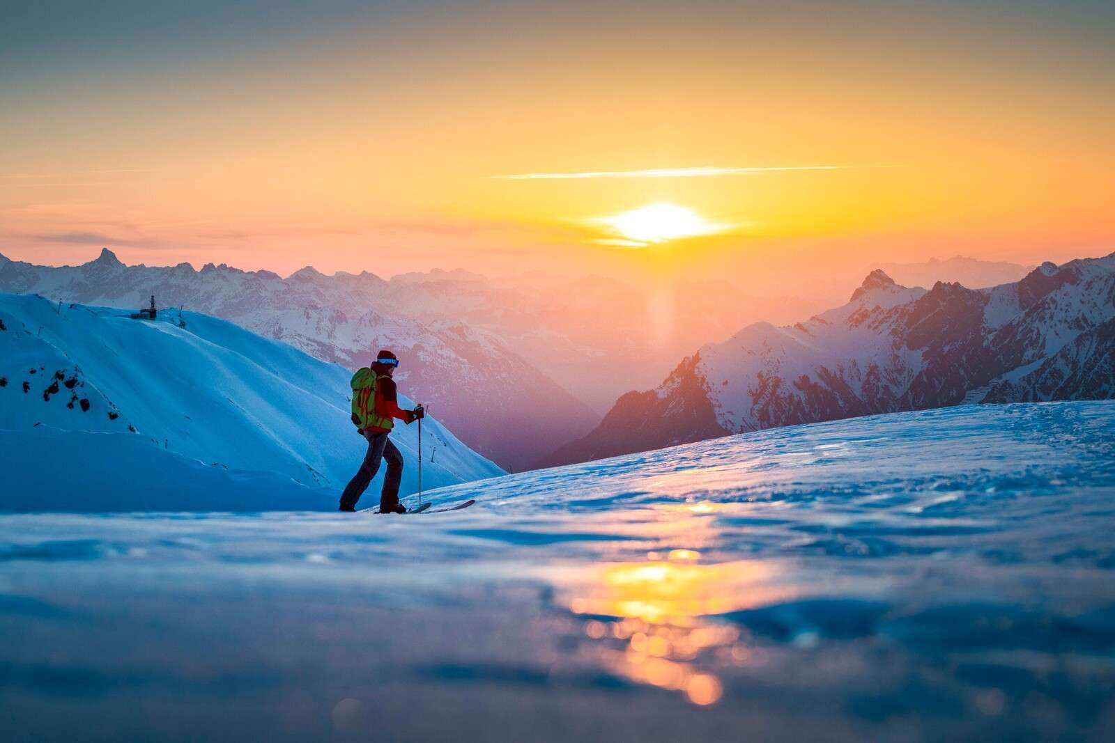 Tocht door besneeuwde bergzon
