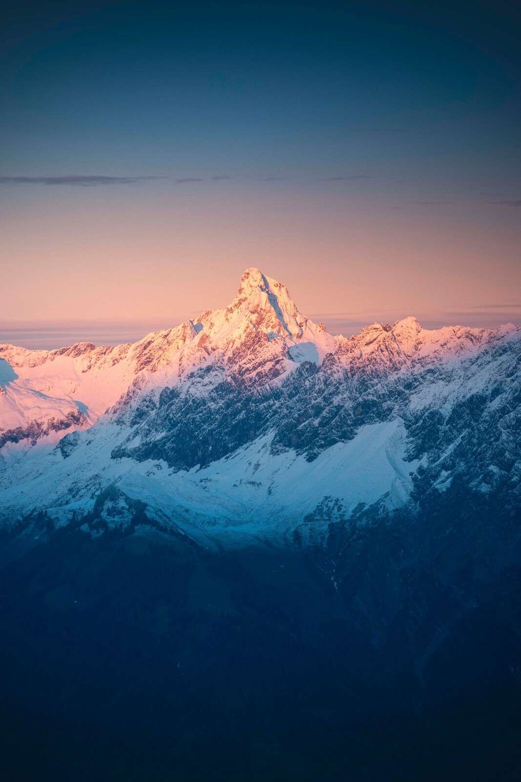 Avondlicht op besneeuwde bergtop