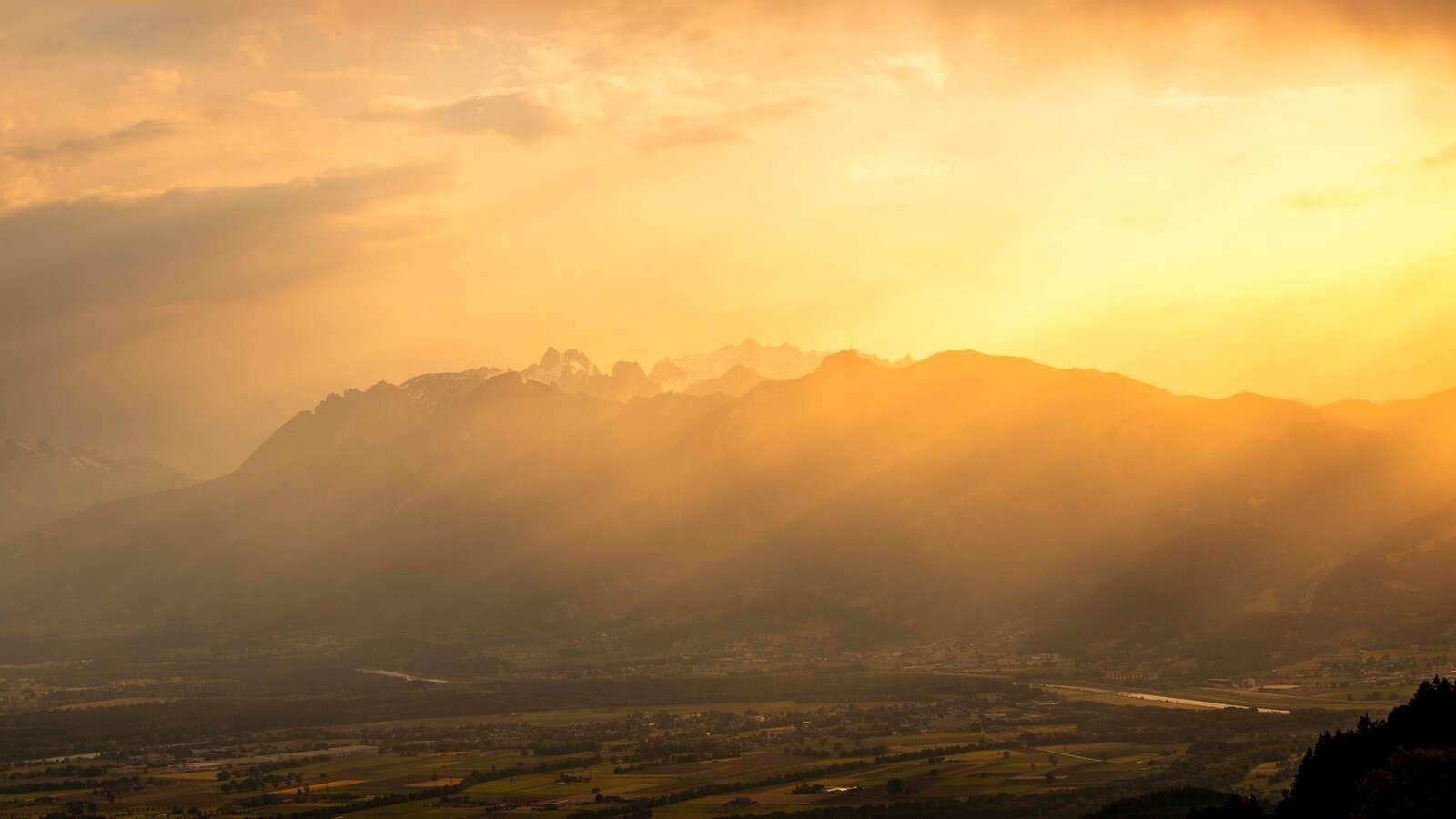 Gouden zonlicht over bergvallei
