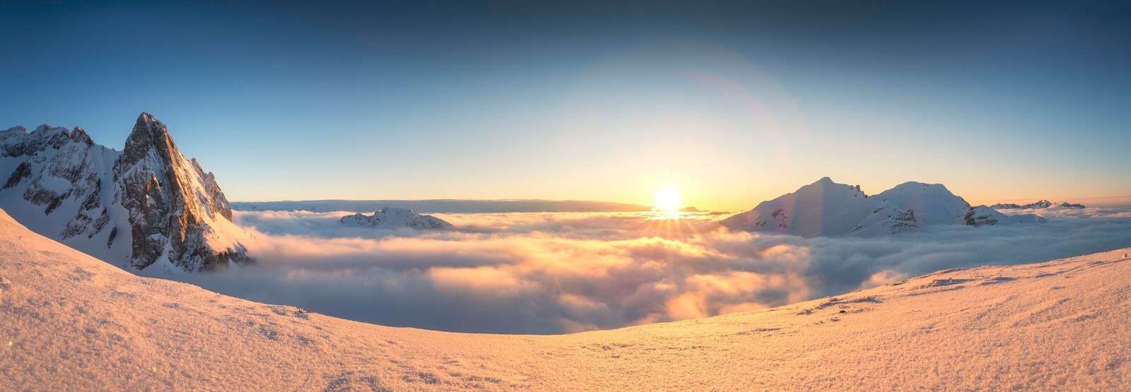 Zonsopkomst boven de winterbergen