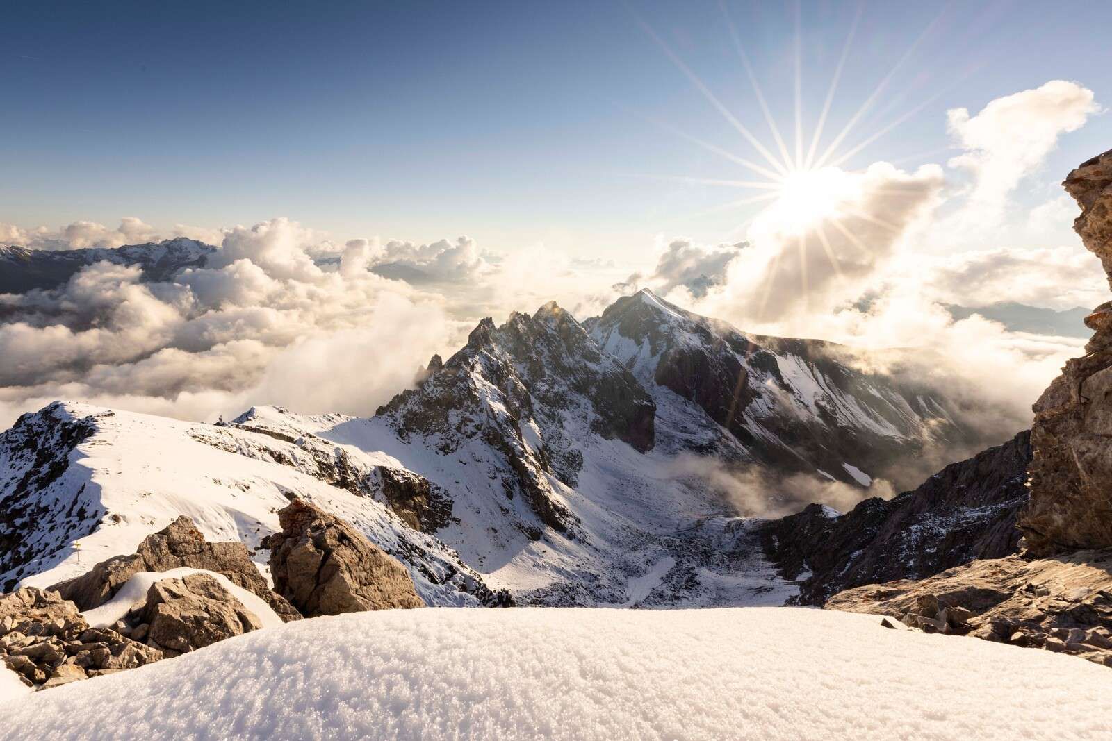 Zonlicht Over Besneeuwde Bergkam