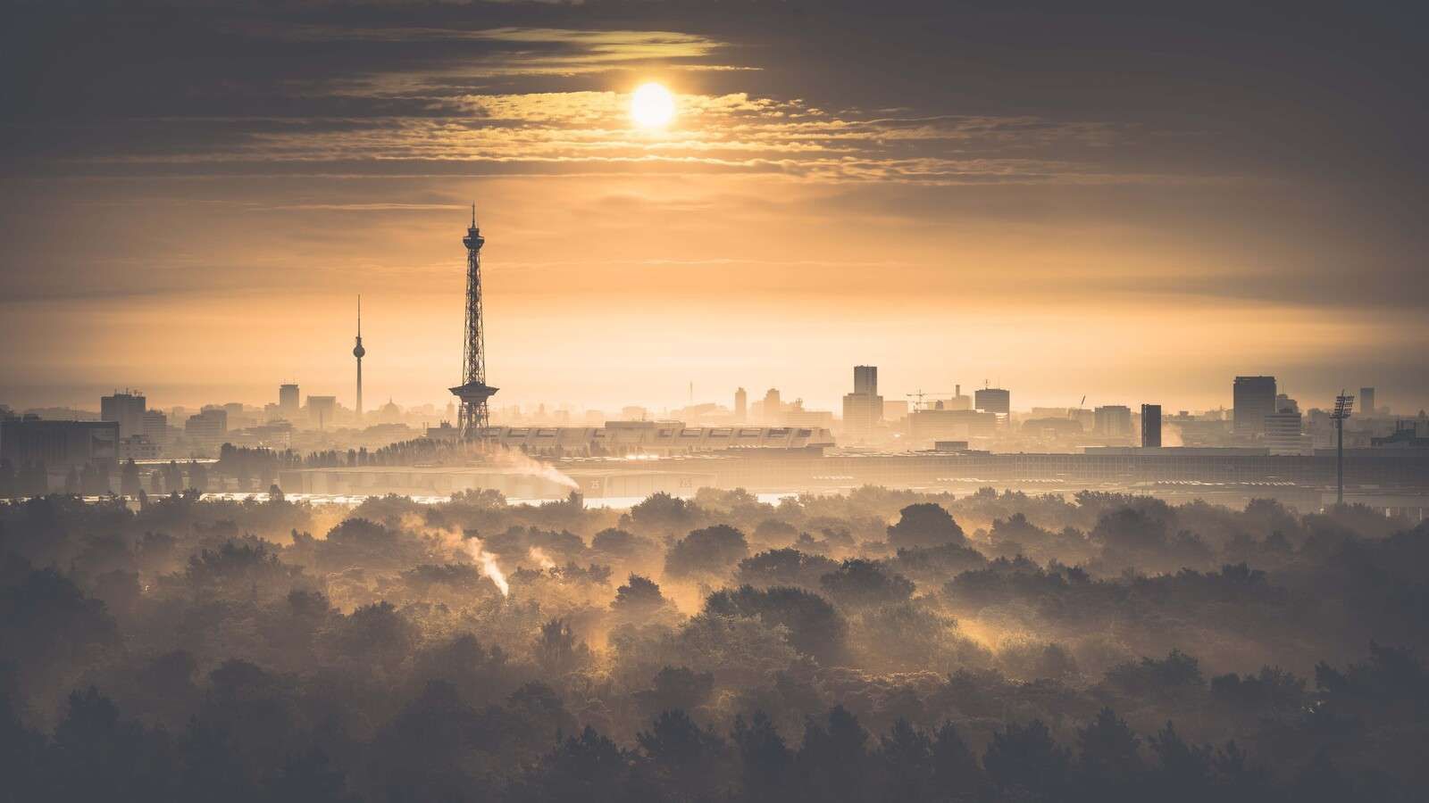 Nevelige Zonsopkomst Boven Berlijn