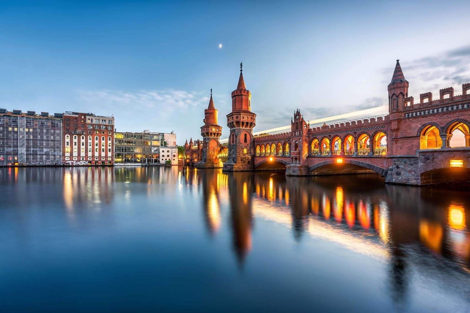 Avondlicht Op Oberbaumbrücke