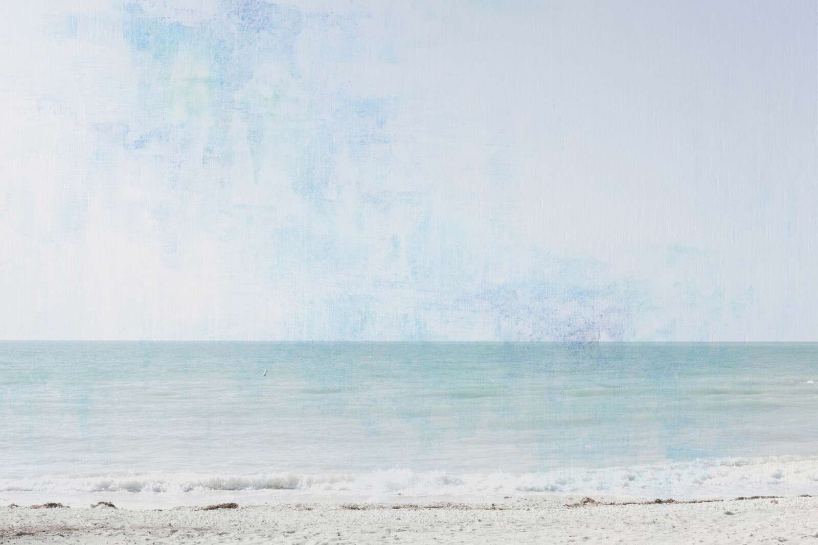 Helder strand onder zachte lucht