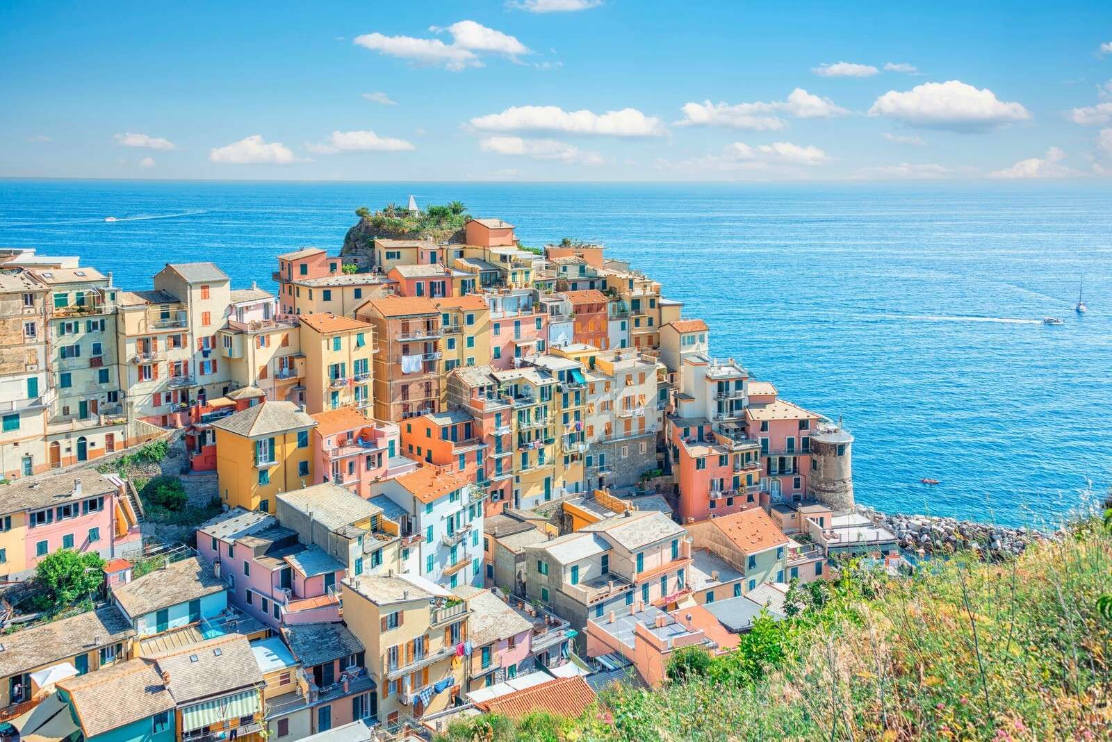 Pastelkust onder azuurblauwe hemel