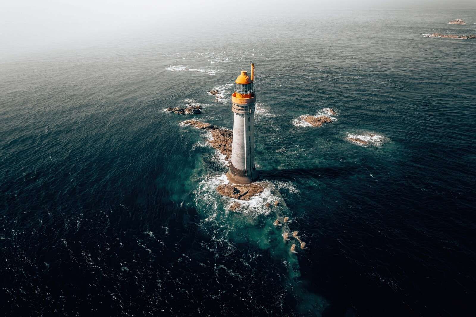 Vuurtoren in eindeloze oceaan