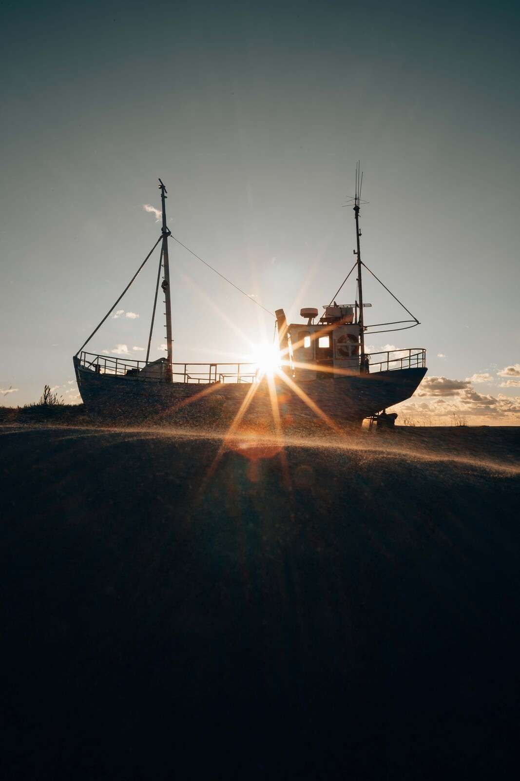 Vissersboot in gouden avondlicht