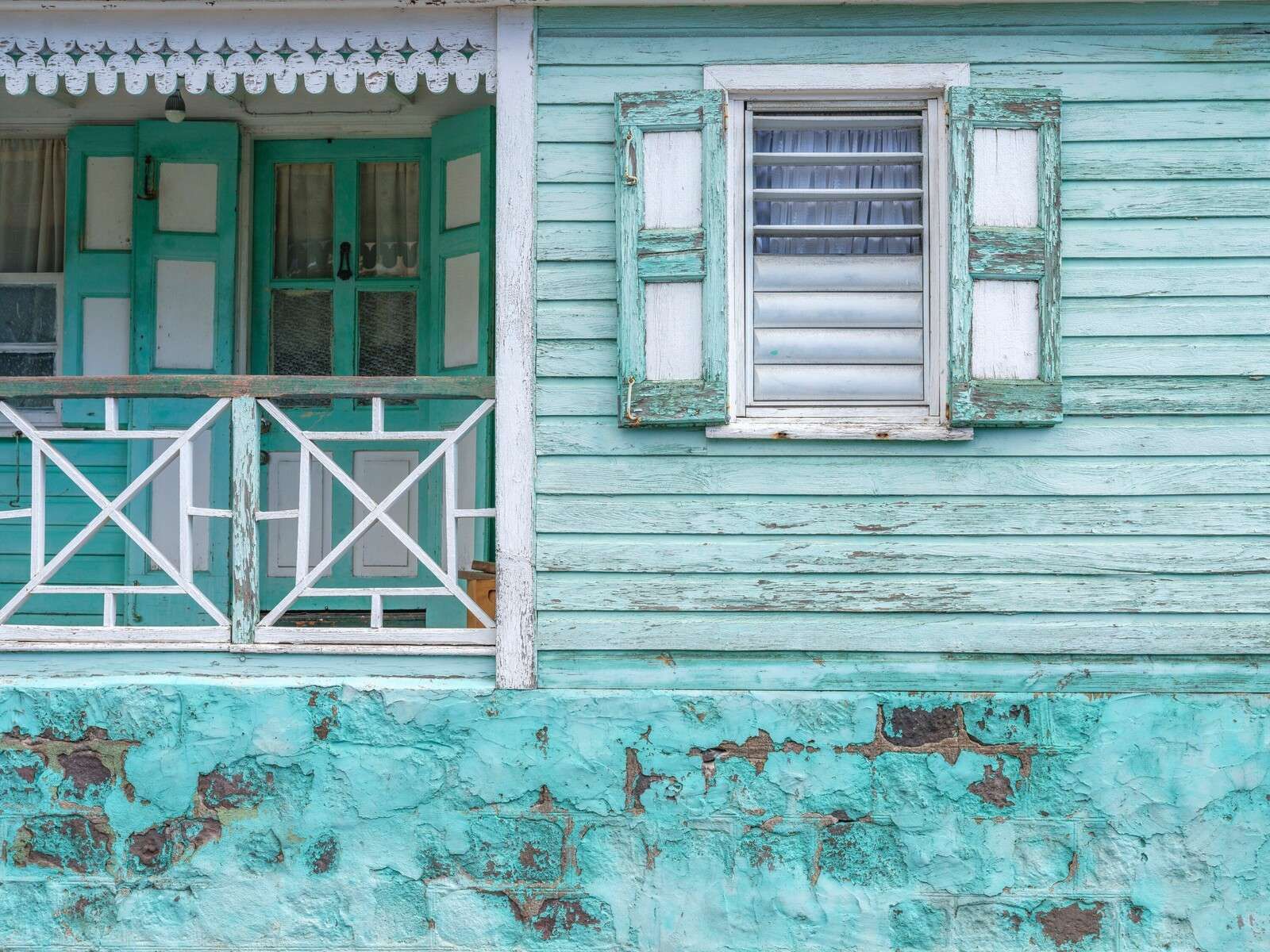 Turquoise houten huisgevel