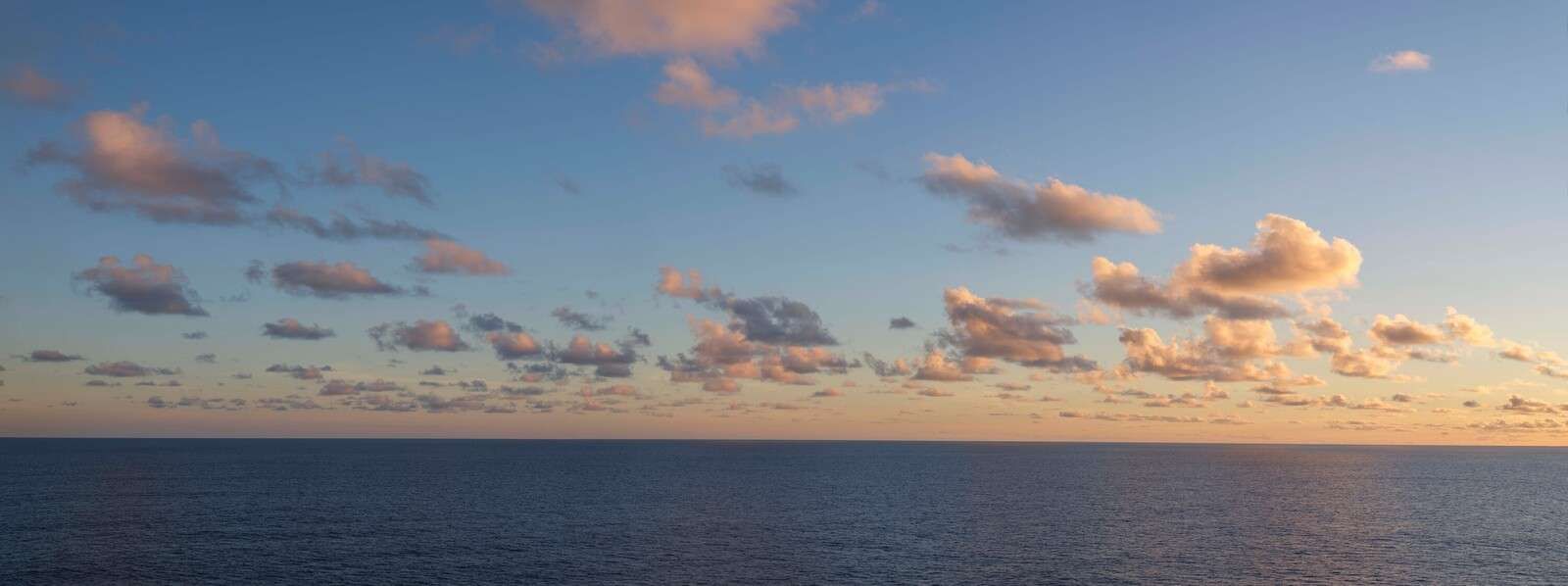 Rustige zee onder avondlucht
