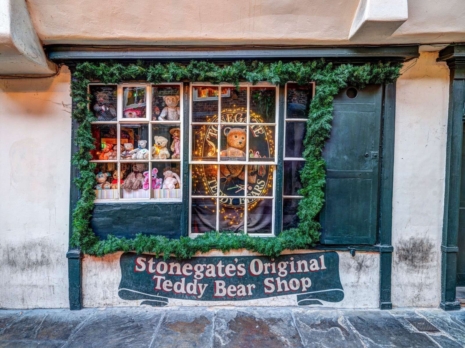 Nostalgische teddybeerwinkel met kerstgroen
