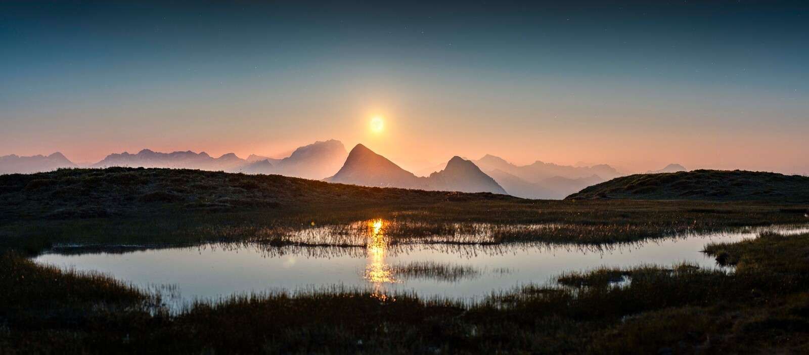 Avondzon boven bergmeer
