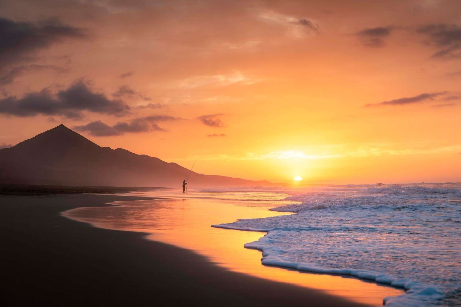 Vissersstrand bij zonsondergang